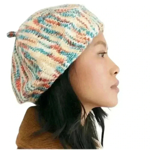 Free People Raspberry beret - Picture 2 of 4